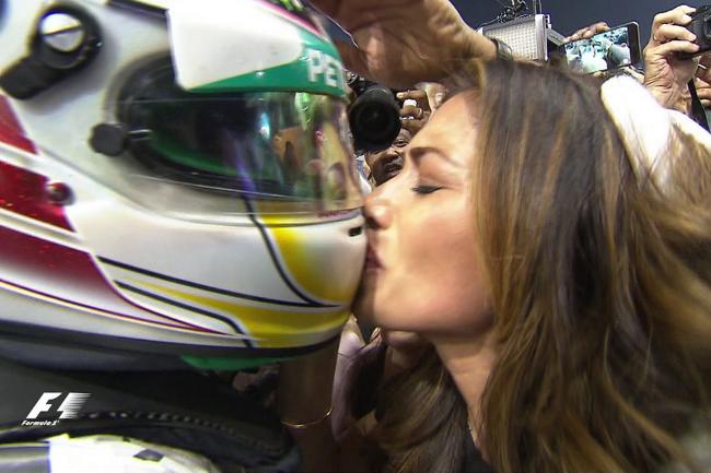 Lewis Hamilton Merayakan Gelar Juaranya Dengan Kecupan dari Sang Pacar