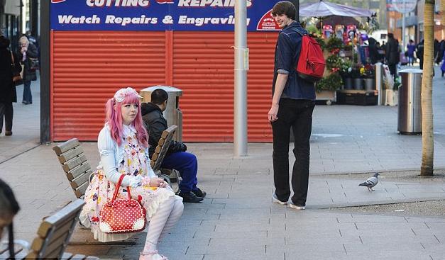 Lolita Fashion Ubah Gadis Tomboy London Jadi Boneka Lucu