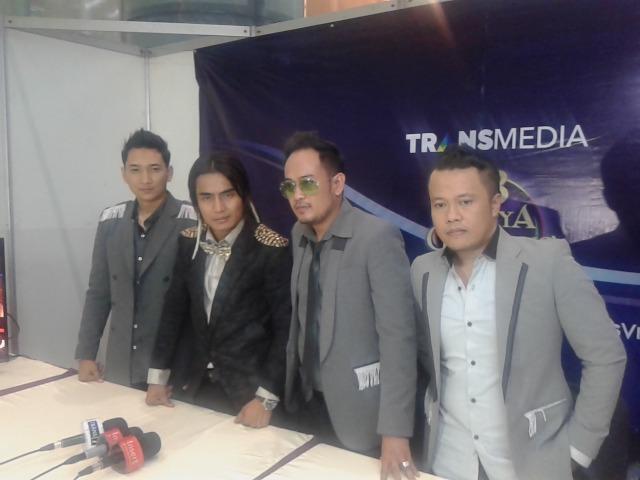 Model Rambut Baru Charly Setia Band untuk Cari Sensasi
