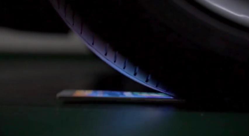 Oppo R5 Tahan Dilindas Mobil