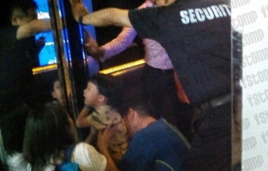 Orangtua Lengah, Tangan Anak Terjepit Pintu Lift