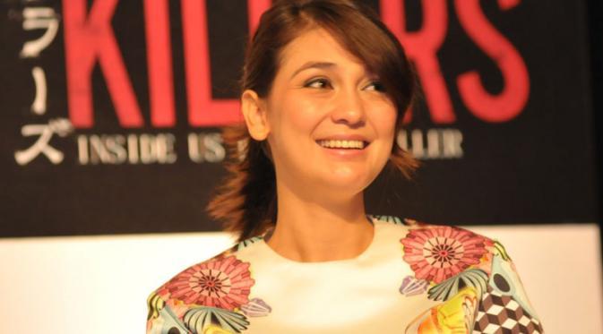 Pakai Seragam Pemadam Kebakaran, Luna Maya Tetap Cantik