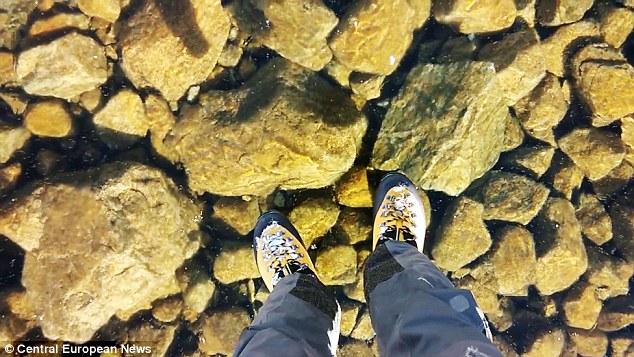 Pejalan Kaki Slovakia Jelajahi Danau Beku