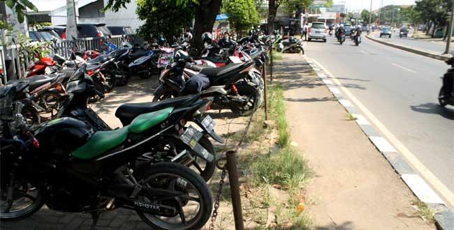 Pengendara Roda Dua Dihimbau Cari Lahan Parkir Sendiri