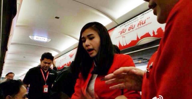 Perempuan Tiongkok Siram Awak Kabin Dengan Air Panas