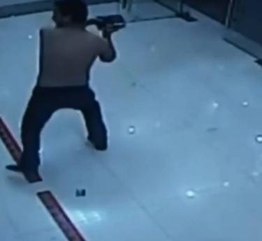Seorang Pria Melayangkan Ciuman Ke CCTV Setelah Menghancurkan Mesin ATM