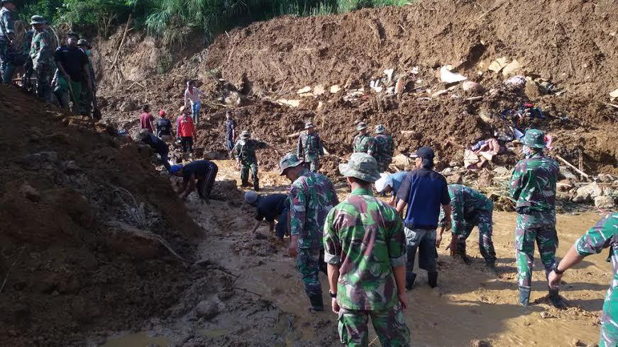 Ribuan Prajurit TNI Masih Cari Korban Longsor Karangkobar