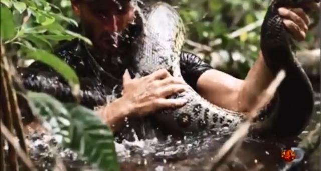 Seorang Petualang Alam Liar Rela Ditelan Anaconda Hidup-Hidup