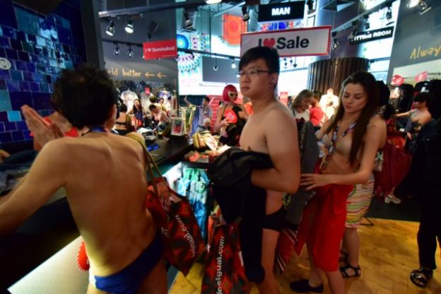 Singapura Gelar Acara Berbelanja Telanjang