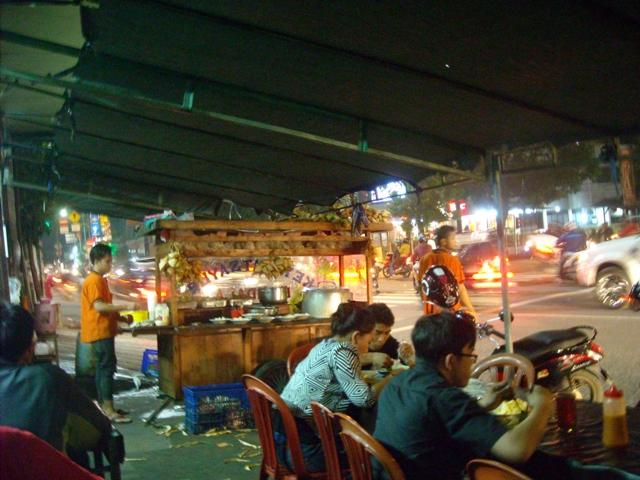 WOW! Pedagang Ketupat Sayur Pinggir Jalan Ini Raup Rp 90 juta perbulan